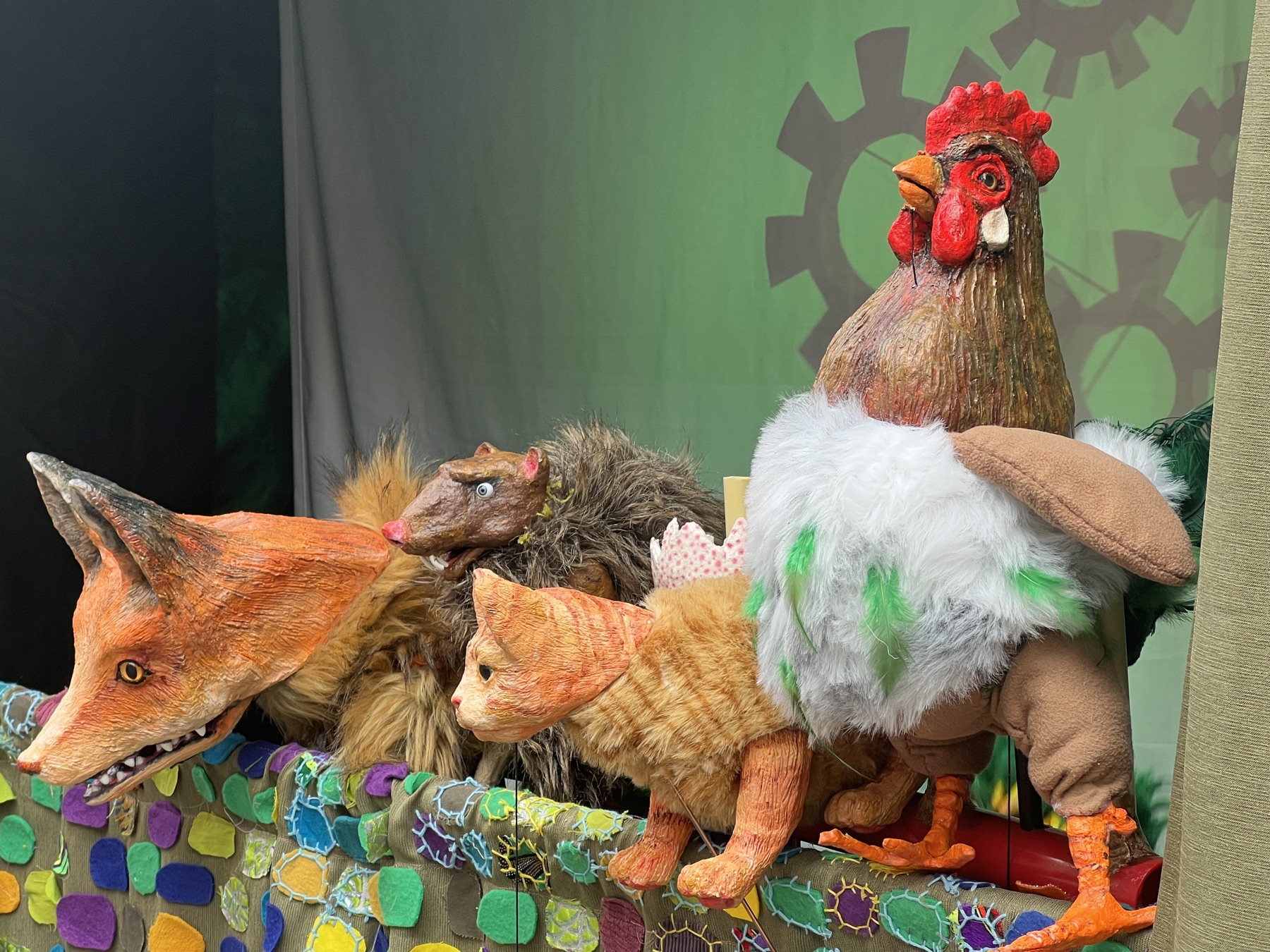 De vos, rat, kat en haan op een rij