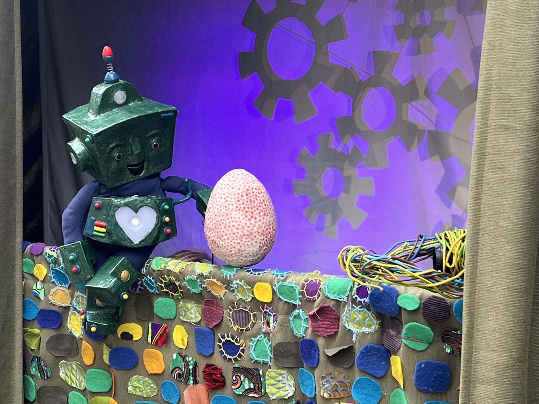 Tik het robotje met het ei op de speelrand
