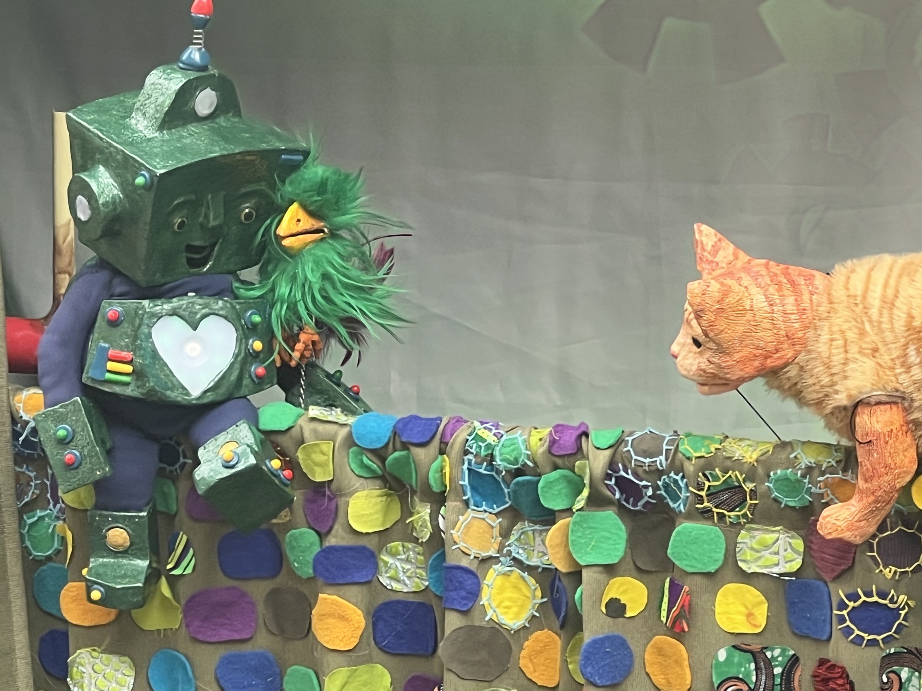 Tik en de vogel tegenover de kat